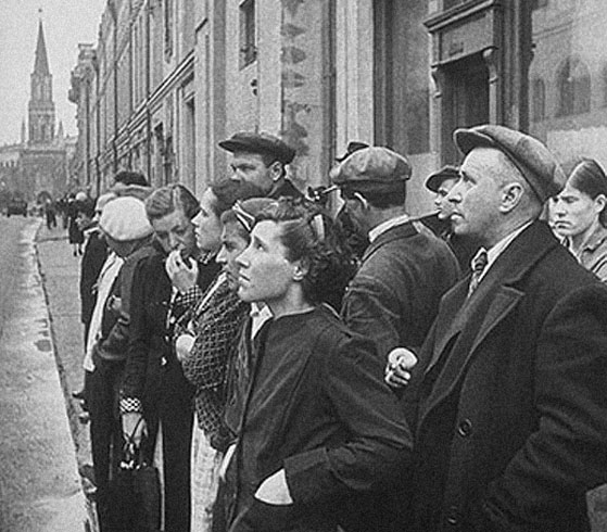 Москвичи слушают сообщение о начале войны с Германией. Фотограф Е.Халдей